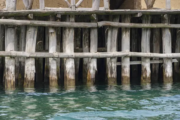 Ohri Gölü 'nün kemiklerindeki körfezdeki bir balıkçı köyünün evlerinin altındaki ahşap platform.