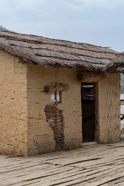 Ohri Gölü 'nün kıyısındaki bir müzedeki eski bir balıkçı köyünün evleri. Kemikler Körfezi.