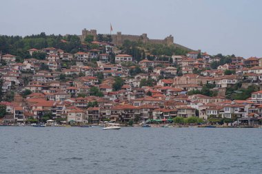 Ohri Gölü ve Ohri şehri manzarası. Güzel manzara. Ohri, Makedonya, 11 Ağustos 2021.