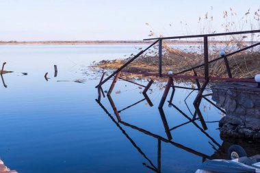 Eski Kırık İskele, Rusty Trabzanı Sazlıklarla birlikte Lake Shore yakınlarında suya batırıldı.