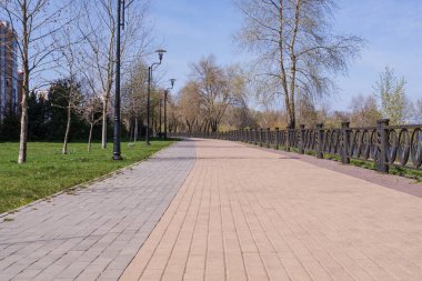 Parkta iyi bakımlı yaya yolu var. Şehir parkı.