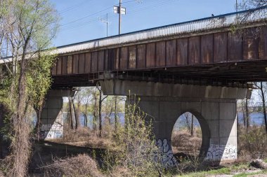 Kyiv 'deki Dinyeper Nehri' nde çalışan otomobil köprüsünün yan ve alt görüntüsü.