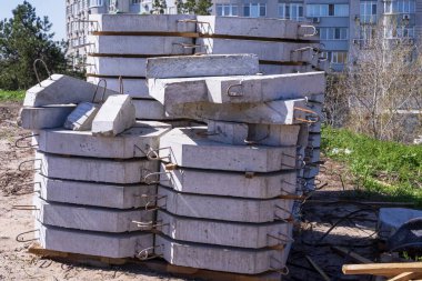 Kaldırım inşaatı için beton blok kiremitleri. Kaldırımdaki fayanslar. Şehir Geliştirme.