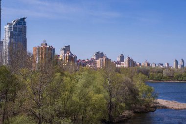 Obolonskaya seti manzarası çok güzel. İlkbaharda köprüden şehir setine ve Kyiv 'deki Dinyeper nehrine kadar. Ukrayna 'nın Kyiv şehrinin güzel manzarası