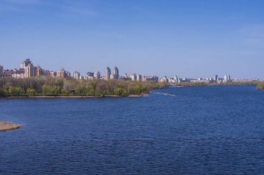 Obolonskaya seti manzarası çok güzel. İlkbaharda köprüden şehir setine ve Kyiv 'deki Dinyeper nehrine kadar. Ukrayna 'nın Kyiv şehrinin güzel manzarası