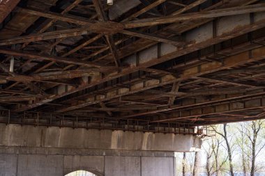 Kyiv 'deki Dinyeper Nehri' nde çalışan otomobil köprüsünün yan ve alt görüntüsü.