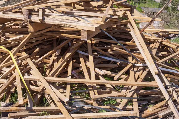 Şehirde yerde bir odun yığını var. Tahtalar, tahtalar, parmaklıklar düzensiz yığılmış..