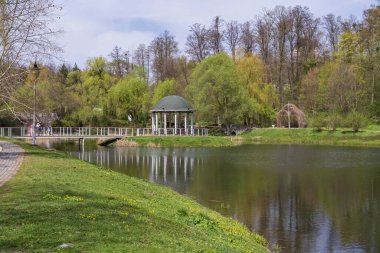 Baharda güzel bir şehir parkı, güzel patikaları, göleti ve taraçası olan..