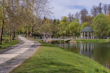 Baharda güzel bir şehir parkı, güzel patikaları, göleti ve taraçası olan..