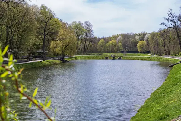 Baharda şehir parkında güzel bir yapay gölet.