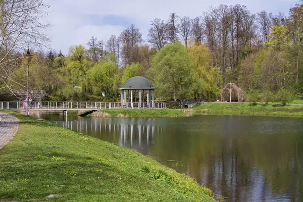 Baharda güzel bir şehir parkı, güzel patikaları, göleti ve taraçası olan..