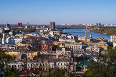 Podil 'in panoramik görüntüsü ve Kyiv' in sol kıyısı
