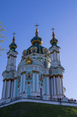 Kyiv 'deki St. Andrew Kilisesi' nin mavi gökyüzü altında manzarası