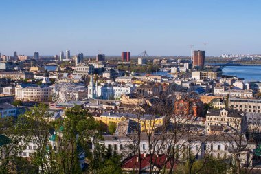 Podil 'in panoramik görüntüsü ve Kyiv' in sol kıyısı