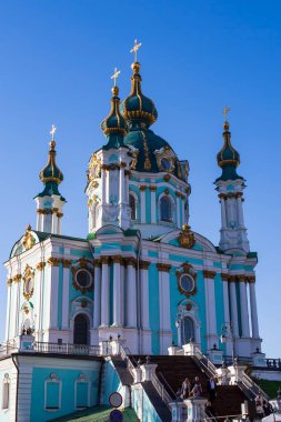 Kyiv 'deki St. Andrew Kilisesi' nin mavi gökyüzü altında manzarası