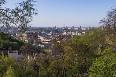 İlkbaharda yeşil ağaçlarla Kyiv Voskresenka ilçesinin panoramik manzarası