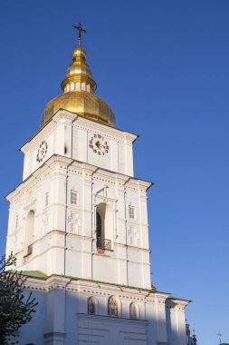 Kyiv 'deki ünlü St. Michael' s Altın Kubbe Katedrali. Gün batımında.