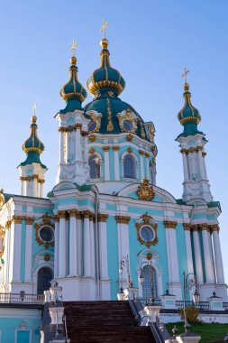 Kyiv 'deki St. Andrew Kilisesi' nin mavi gökyüzü altında manzarası