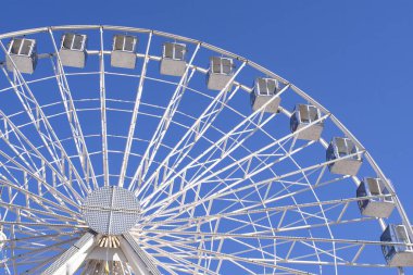 Şehir merkezinde dönme dolap eğlencesi çalışıyor.