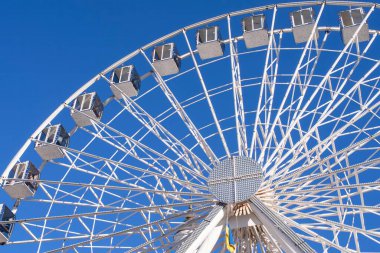 Şehir merkezinde dönme dolap eğlencesi çalışıyor.