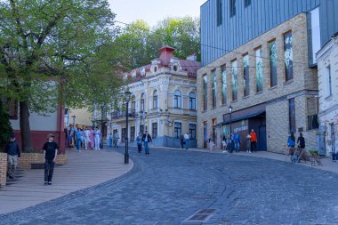 19 Nisan 2025 'te Ukrayna' nın başkenti Kyiv 'deki tarihi Andriyivsky Descent' in şehir yaşamı ve mimarisi