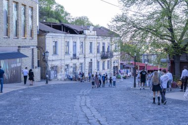 19 Nisan 2025 'te Ukrayna' nın başkenti Kyiv 'deki tarihi Andriyivsky Descent' in şehir yaşamı ve mimarisi