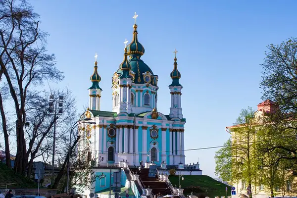 Kyiv 'deki St. Andrew Kilisesi' nin mavi gökyüzü altında manzarası