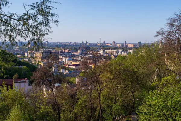 İlkbaharda yeşil ağaçlarla Kyiv Voskresenka ilçesinin panoramik manzarası