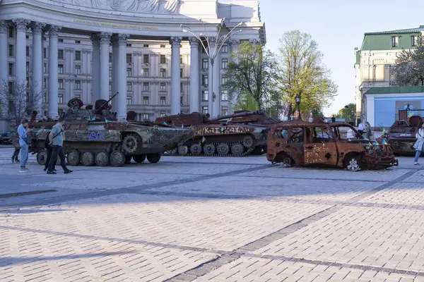 Kyiv 'de Ukrayna bayraklı Rus zırhlı araçlarını yok etti. Ukrayna 'daki savaşın sonuçları. Kyiv, 19 Nisan 2025