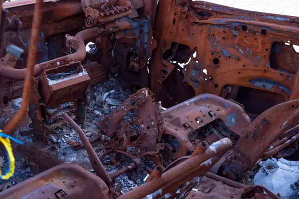 Kyiv 'de Ukrayna bayraklı Rus zırhlı araçlarını yok etti. Ukrayna 'daki savaşın sonuçları. Kyiv, 19 Nisan 2025