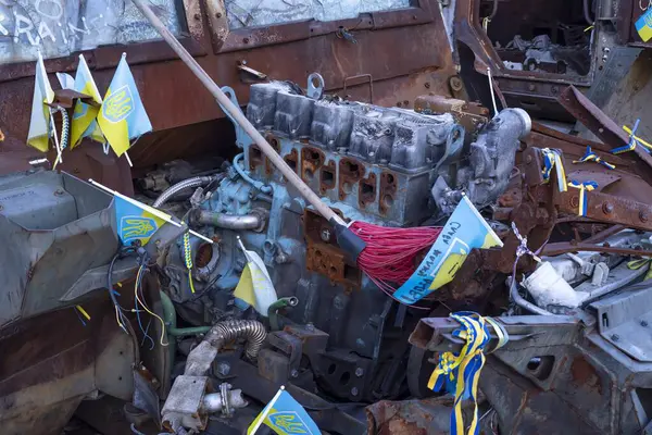 Kyiv 'de Ukrayna bayraklı Rus zırhlı araçlarını yok etti. Ukrayna 'daki savaşın sonuçları. Kyiv, 19 Nisan 2025