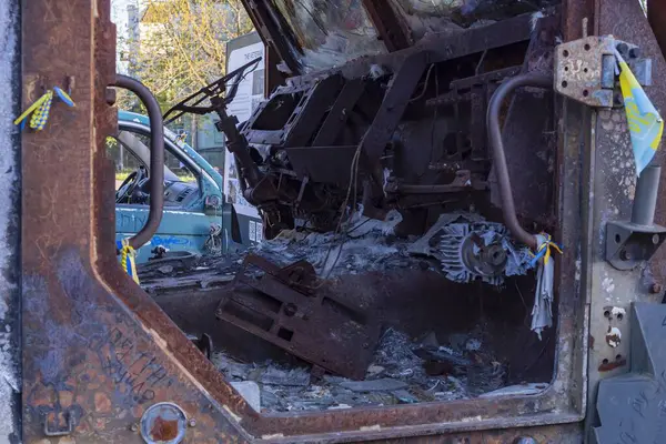 Kyiv 'de Ukrayna bayraklı Rus zırhlı araçlarını yok etti. Ukrayna 'daki savaşın sonuçları. Kyiv, 19 Nisan 2025