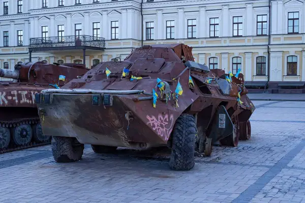 Kyiv 'de Ukrayna bayraklı Rus zırhlı araçlarını yok etti. Ukrayna 'daki savaşın sonuçları. Kyiv, 19 Nisan 2025