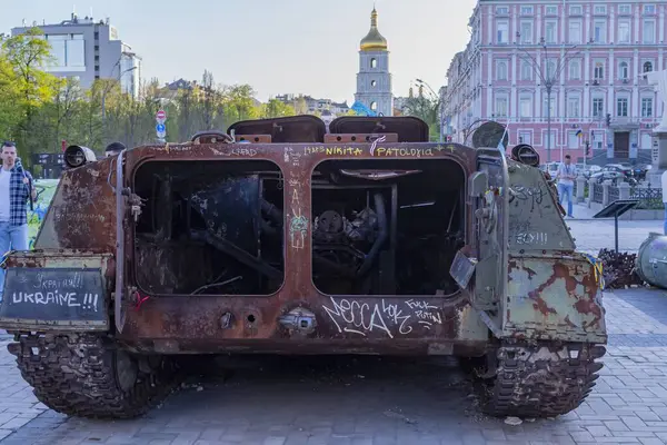 Kyiv 'de Ukrayna bayraklı Rus zırhlı araçlarını yok etti. Ukrayna 'daki savaşın sonuçları. Kyiv, 19 Nisan 2025