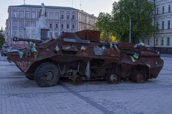 Kyiv 'de Ukrayna bayraklı Rus zırhlı araçlarını yok etti. Ukrayna 'daki savaşın sonuçları. Kyiv, 19 Nisan 2025