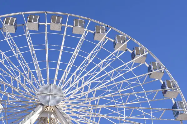 Şehir merkezinde dönme dolap eğlencesi çalışıyor.