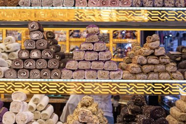 İstanbul 'daki bir pazarda geleneksel Türk lezzeti ve diğer Türk lezzetleri çeşitliliği