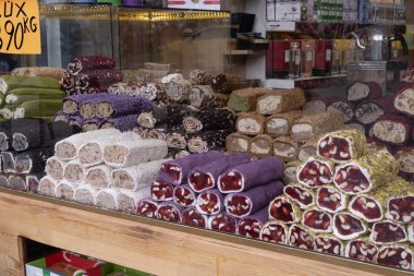 İstanbul 'daki bir pazarda geleneksel Türk lezzeti ve diğer Türk lezzetleri çeşitliliği