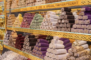 İstanbul 'daki bir pazarda geleneksel Türk lezzeti ve diğer Türk lezzetleri çeşitliliği