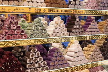 İstanbul 'daki bir pazarda geleneksel Türk lezzeti ve diğer Türk lezzetleri çeşitliliği