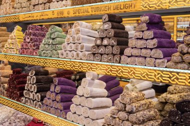 İstanbul 'daki bir pazarda geleneksel Türk lezzeti ve diğer Türk lezzetleri çeşitliliği