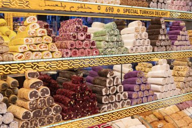 İstanbul 'daki bir pazarda geleneksel Türk lezzeti ve diğer Türk lezzetleri çeşitliliği