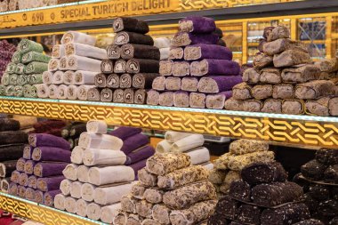 İstanbul 'daki bir pazarda geleneksel Türk lezzeti ve diğer Türk lezzetleri çeşitliliği