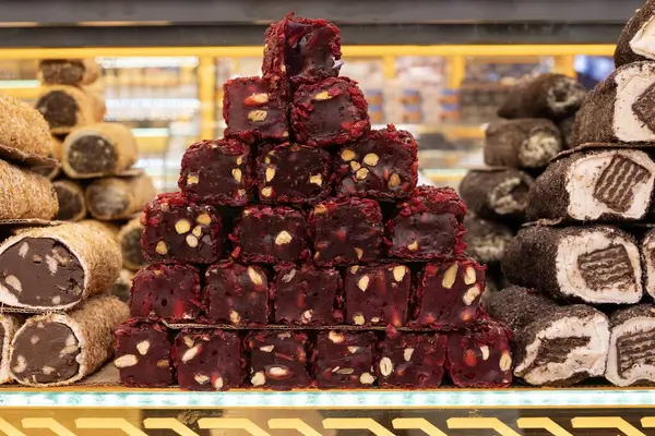 İstanbul 'daki bir pazarda geleneksel Türk lezzeti ve diğer Türk lezzetleri çeşitliliği