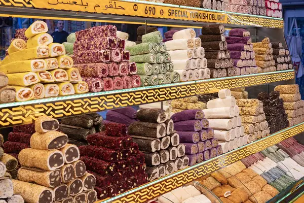 İstanbul 'daki bir pazarda geleneksel Türk lezzeti ve diğer Türk lezzetleri çeşitliliği