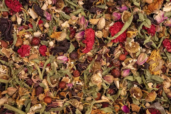 İstanbul pazarında çiçeklerle ve meyvelerle karışık romatik çay. Tasarım için doğal bitkisel arkaplan.