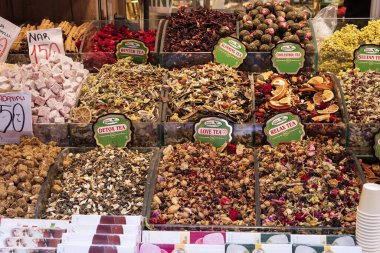 İstanbul 'da bir markette bitkisel çay kutularının sergilendiği bir dükkanın içi. Türkiye, İstanbul 18 Mayıs 2025