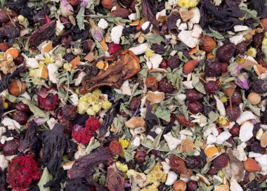 İstanbul pazarında çiçeklerle ve meyvelerle karışık romatik çay. Tasarım için doğal bitkisel arkaplan.