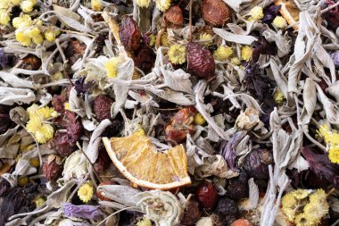 İstanbul pazarında çiçeklerle ve meyvelerle karışık romatik çay. Tasarım için doğal bitkisel arkaplan.