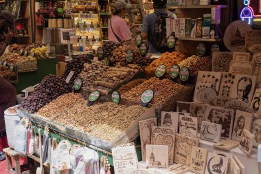 İstanbul, Trkiye 'de bir pazarda çeşitli baharatlar, doğal çaylar, kurutulmuş meyve ve fındık satan bir tezgah. İstanbul 19 Mayıs 2025